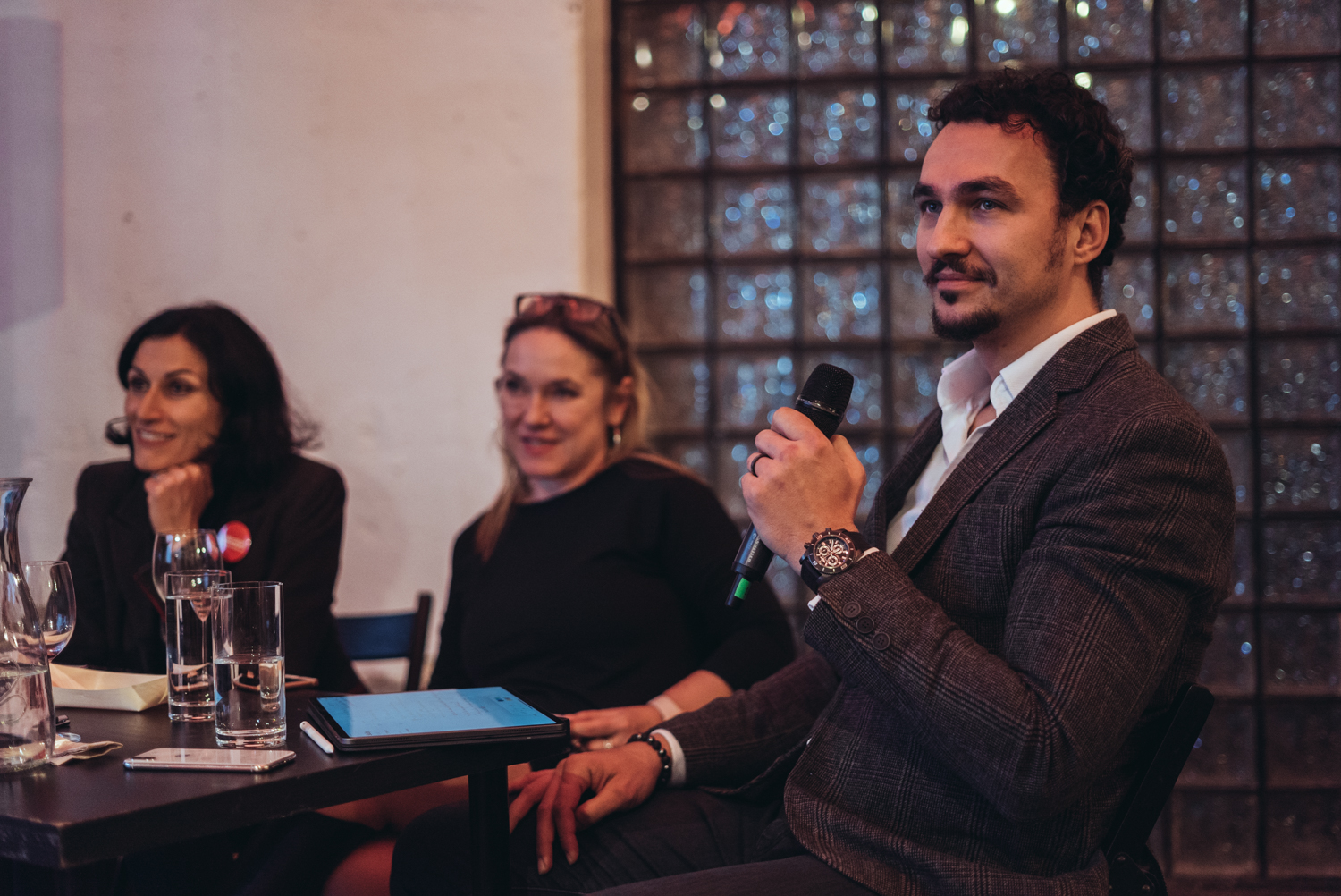 Porota pokládá dotazy startupům